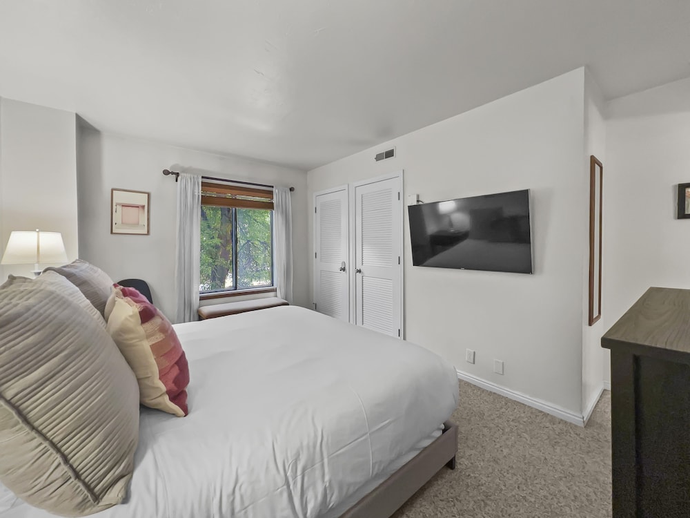 Image of 129 Park Station Escape! Cozy Condo With Pool & Hot Tub! Walking Distance To Main Street & Town Lift! 2 Bedroom Condo by RedAwning