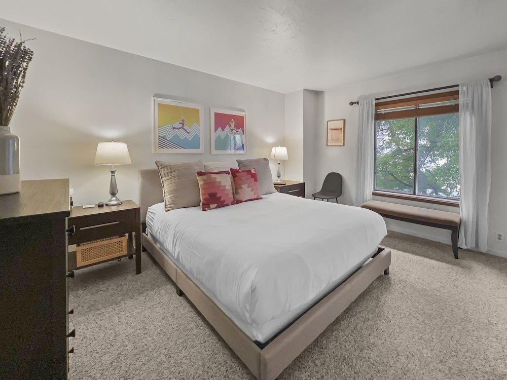 Image of 129 Park Station Escape! Cozy Condo With Pool & Hot Tub! Walking Distance To Main Street & Town Lift! 2 Bedroom Condo by RedAwning