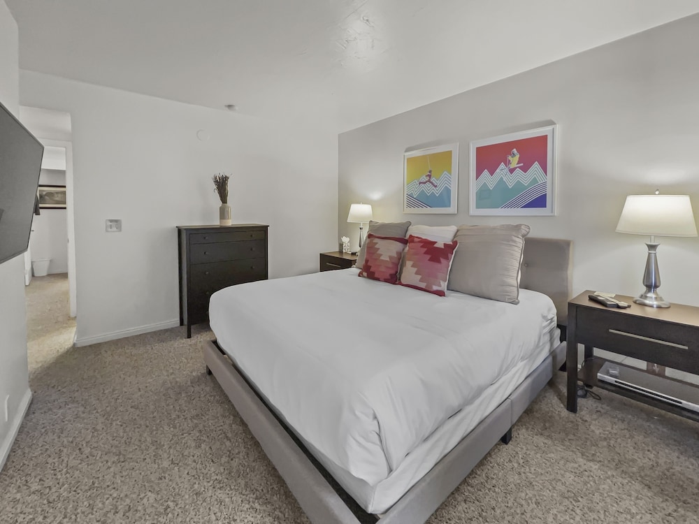 Image of 129 Park Station Escape! Cozy Condo With Pool & Hot Tub! Walking Distance To Main Street & Town Lift! 2 Bedroom Condo by RedAwning